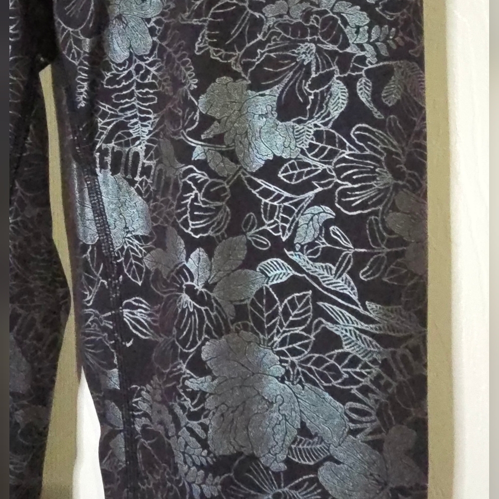 Lululemon Wunder Under HR in Florish Black Iridescent Foil 28" - Picture 5 of 12